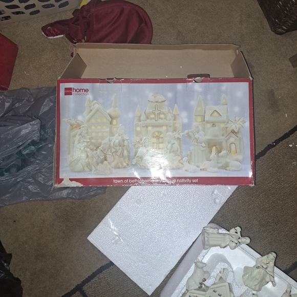 Home Collection Nativity Set - Picture 3 of 3